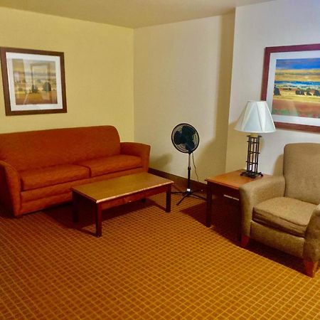 Park View Inn & Suites Hoisington Near Great Bend Экстерьер фото