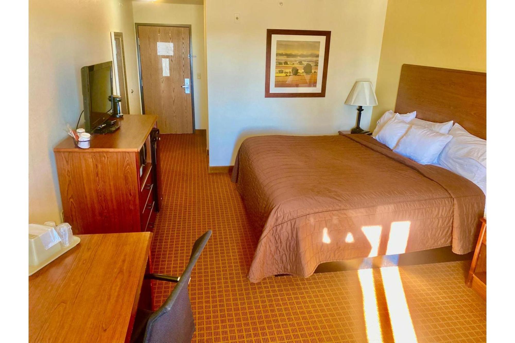 Park View Inn & Suites Hoisington Near Great Bend Экстерьер фото