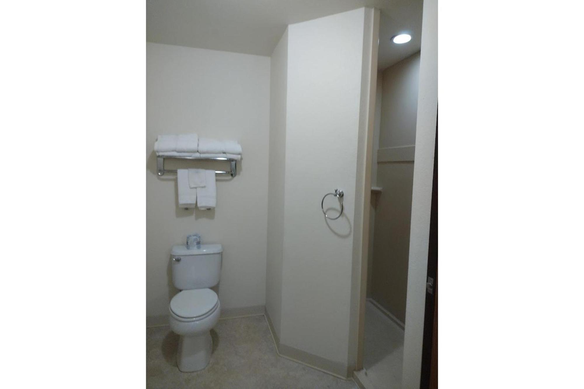 Park View Inn & Suites Hoisington Near Great Bend Экстерьер фото