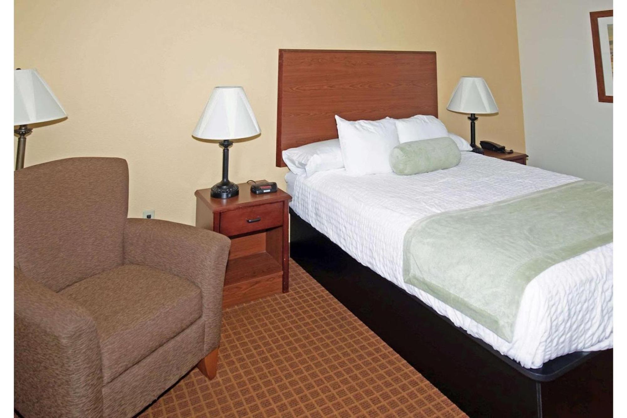 Park View Inn & Suites Hoisington Near Great Bend Экстерьер фото