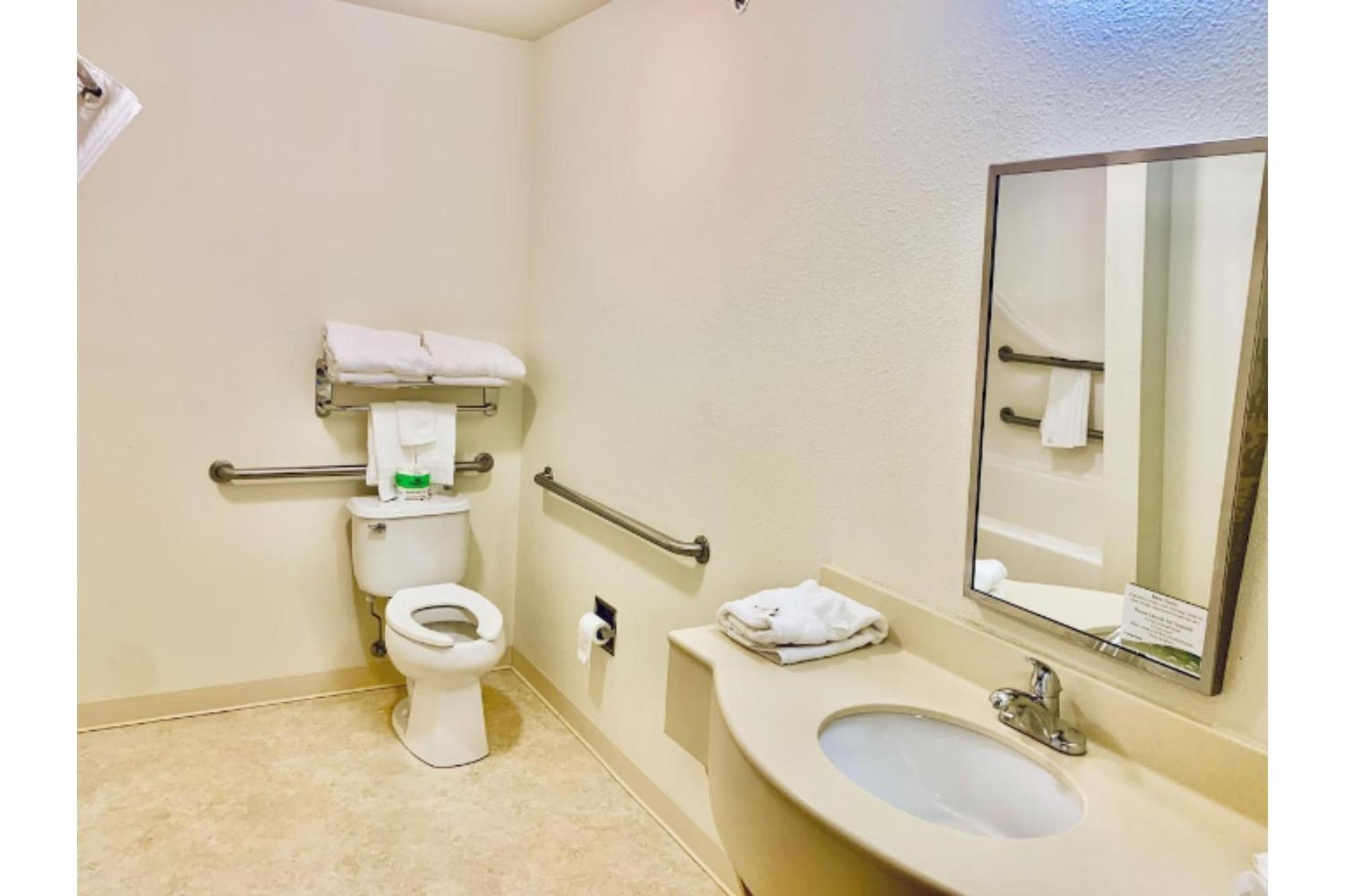 Park View Inn & Suites Hoisington Near Great Bend Экстерьер фото