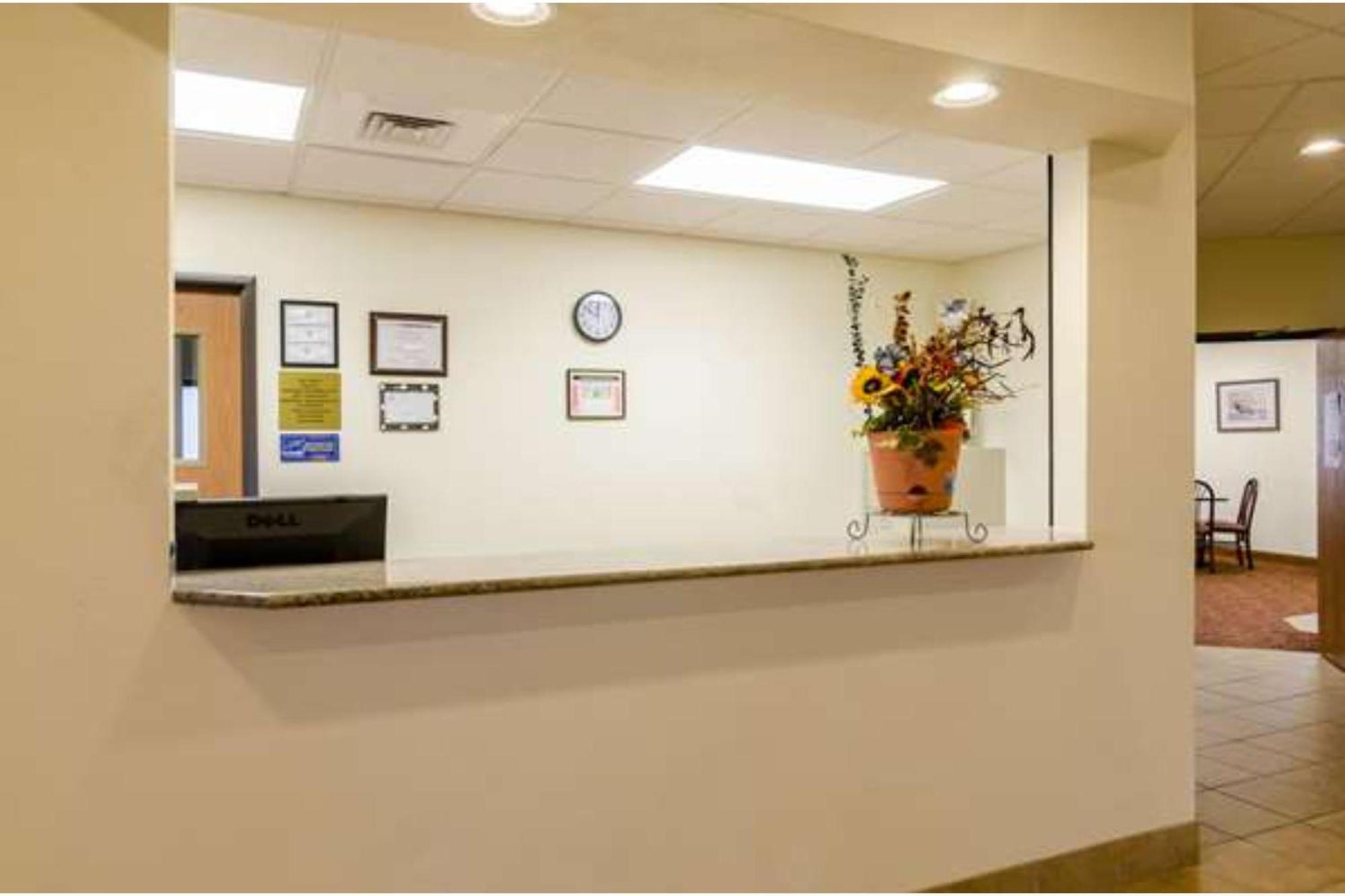 Park View Inn & Suites Hoisington Near Great Bend Экстерьер фото