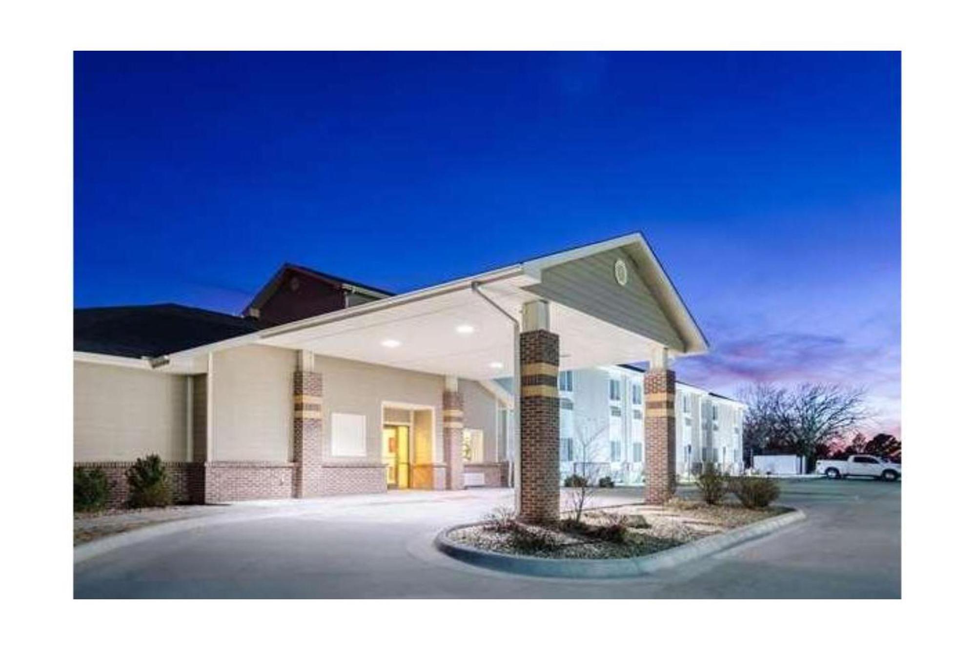 Park View Inn & Suites Hoisington Near Great Bend Экстерьер фото