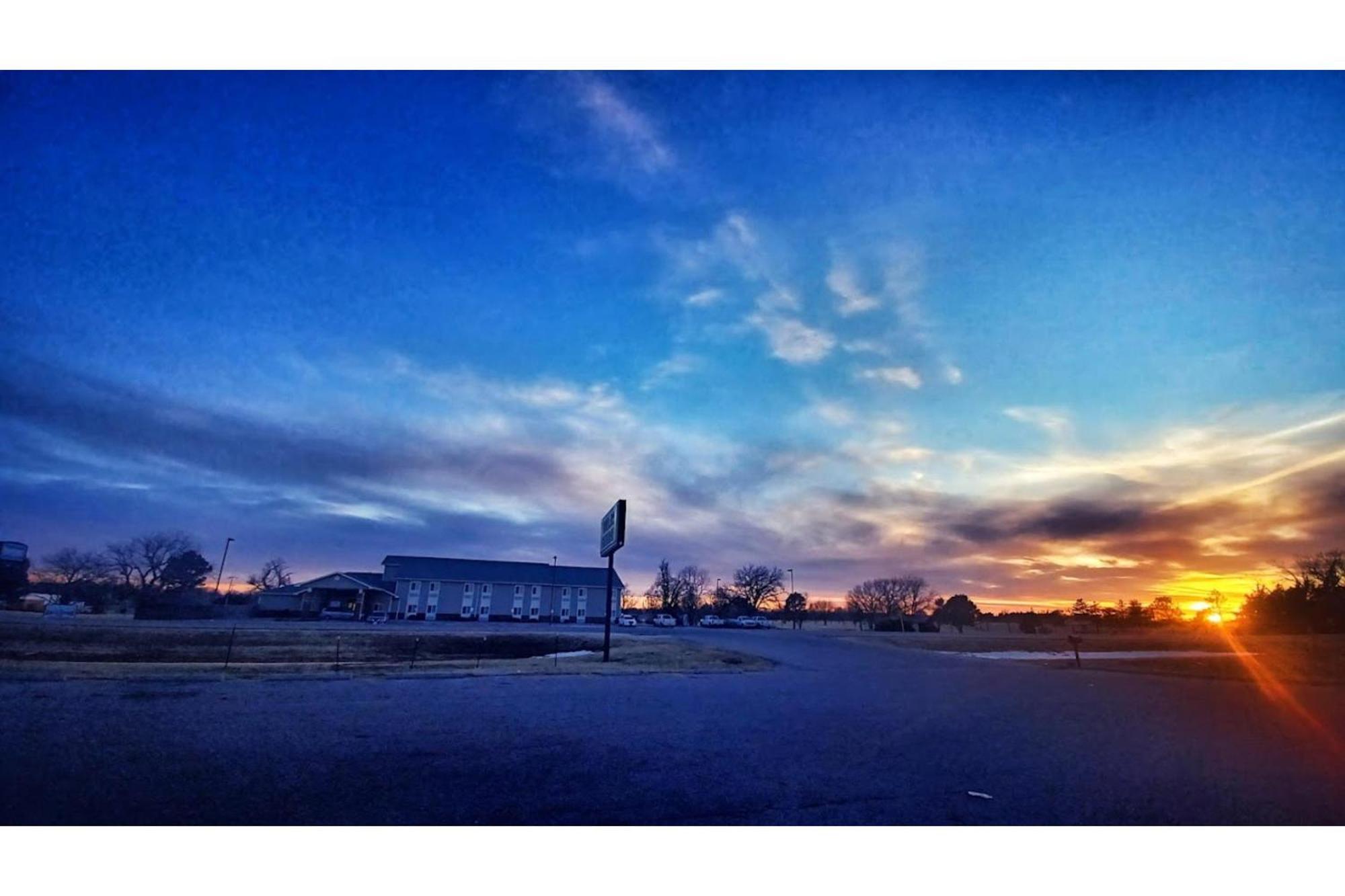 Park View Inn & Suites Hoisington Near Great Bend Экстерьер фото