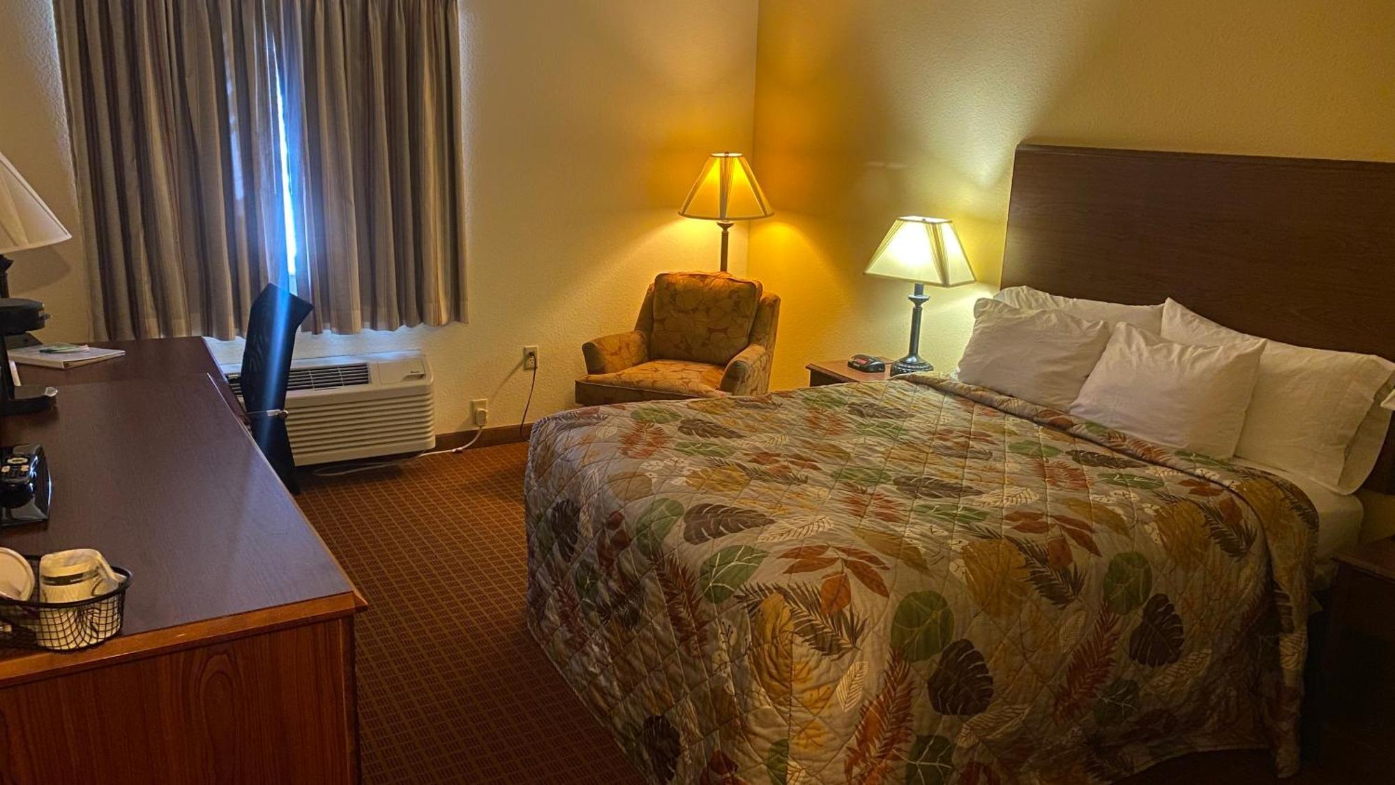 Park View Inn & Suites Hoisington Near Great Bend Экстерьер фото